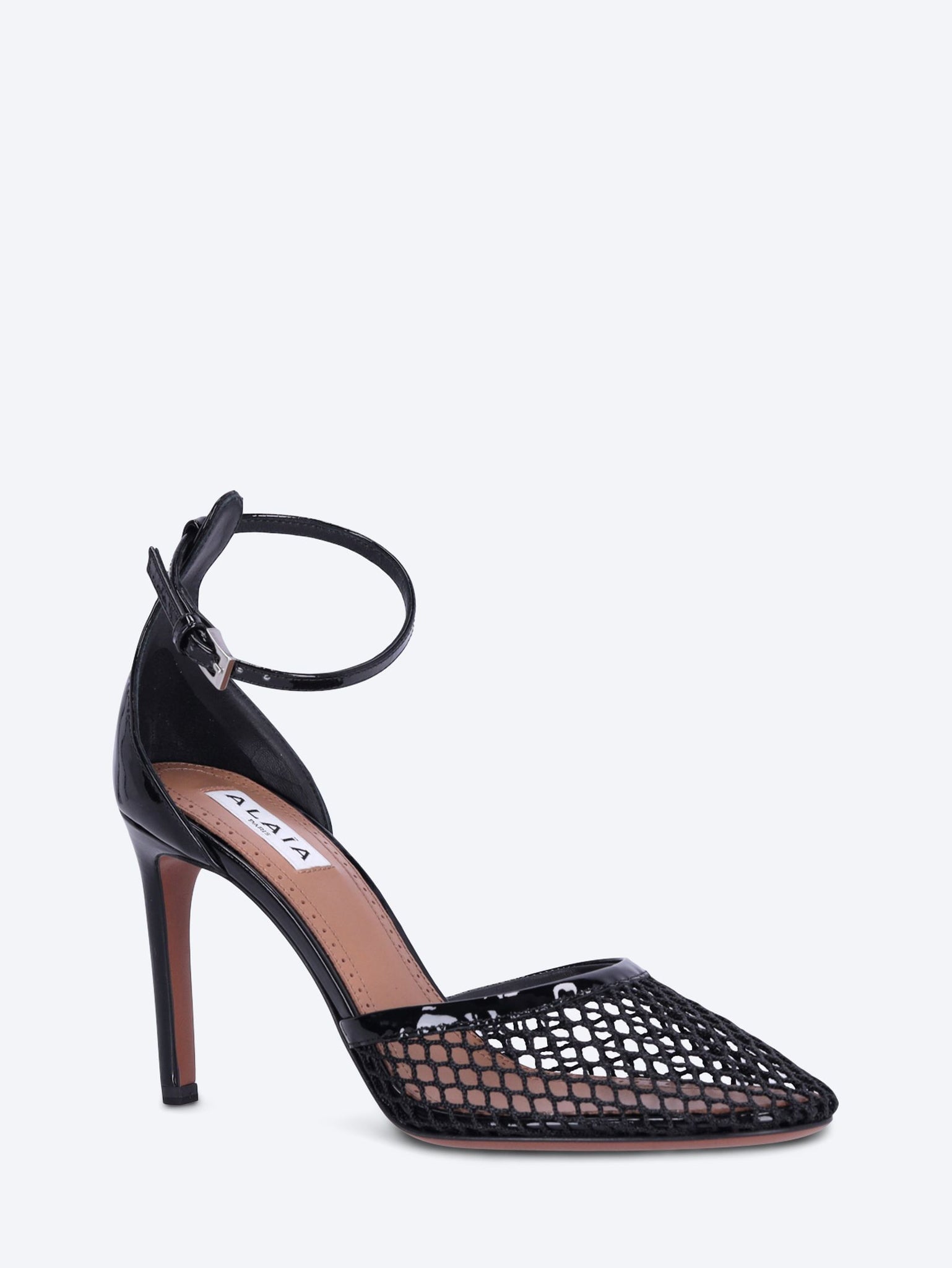 High-heeled fishnet pumps 2