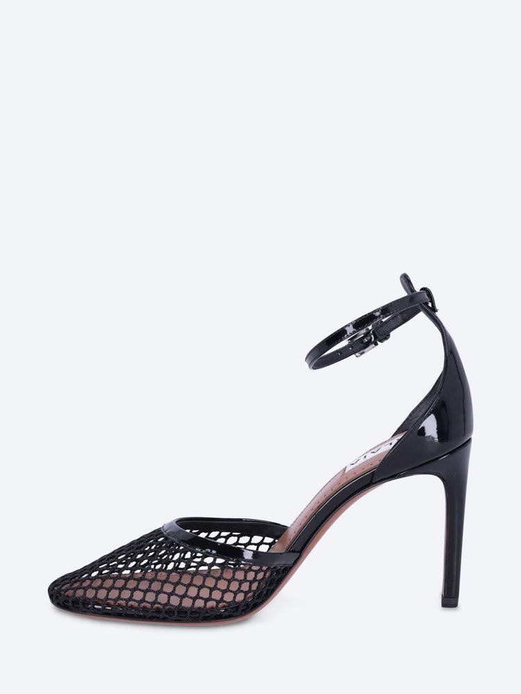High-heeled fishnet pumps 4