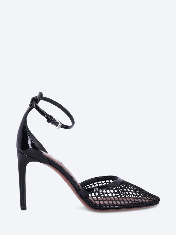 High-heeled fishnet pumps 1
