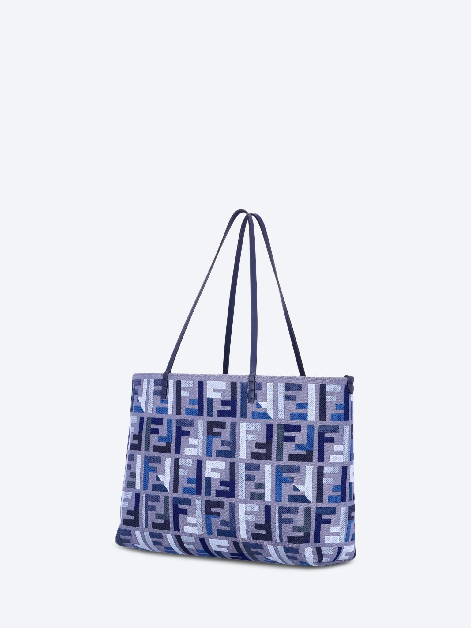 Rouler un grand sac fourre-tout en jean 2