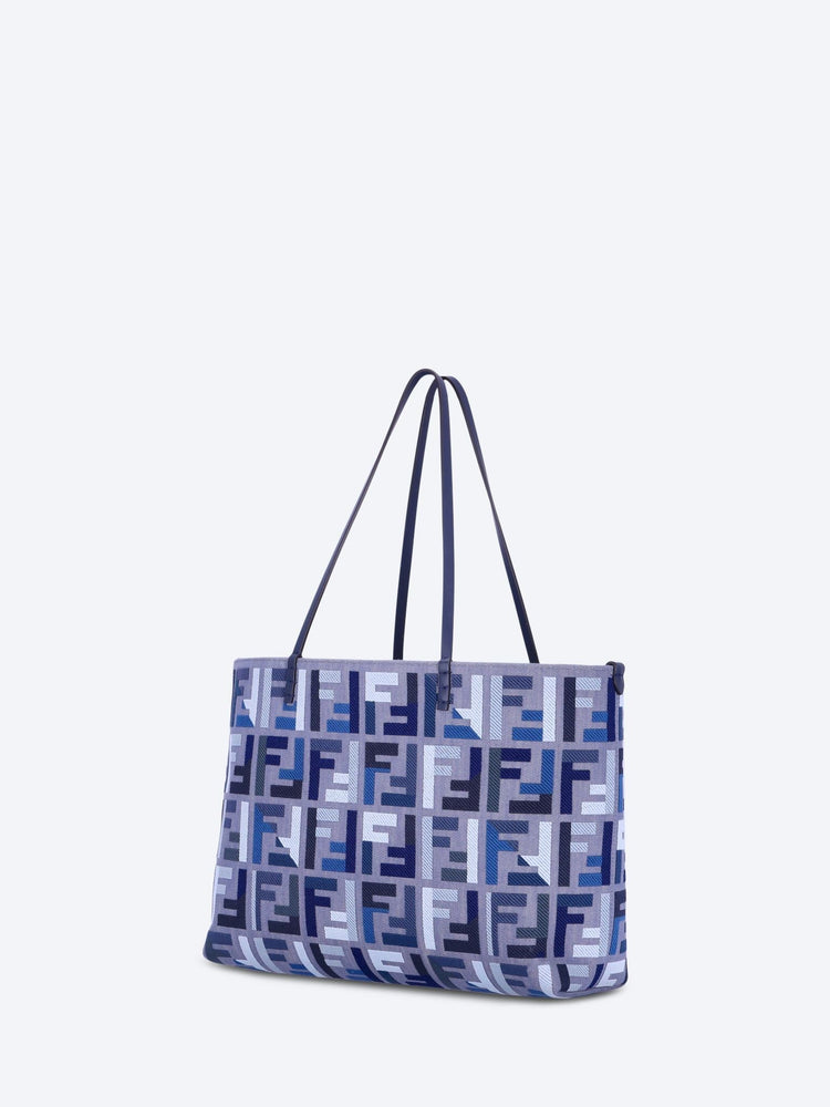 Rouler un grand sac fourre-tout en jean 2