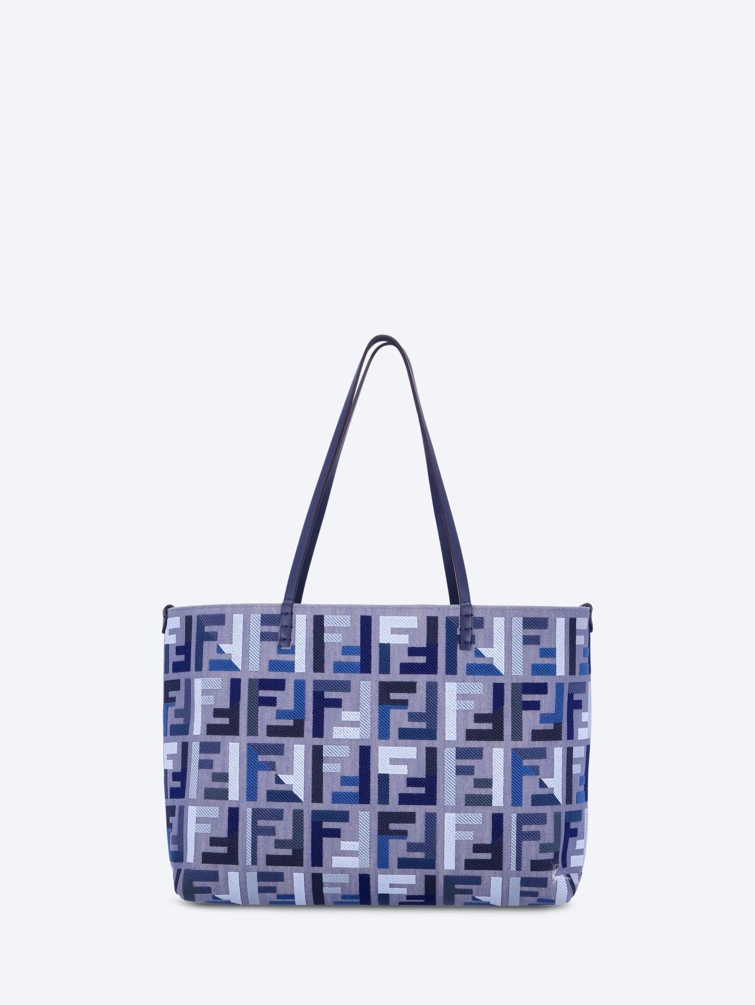 Rouler un grand sac fourre-tout en jean 1