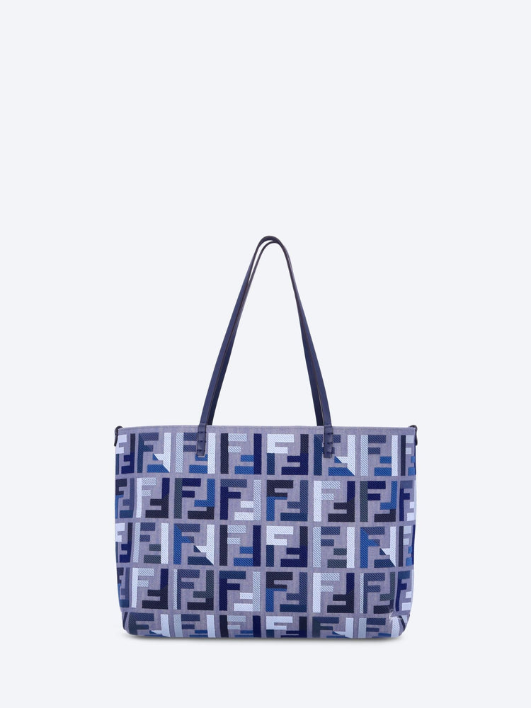 Rouler un grand sac fourre-tout en jean 1