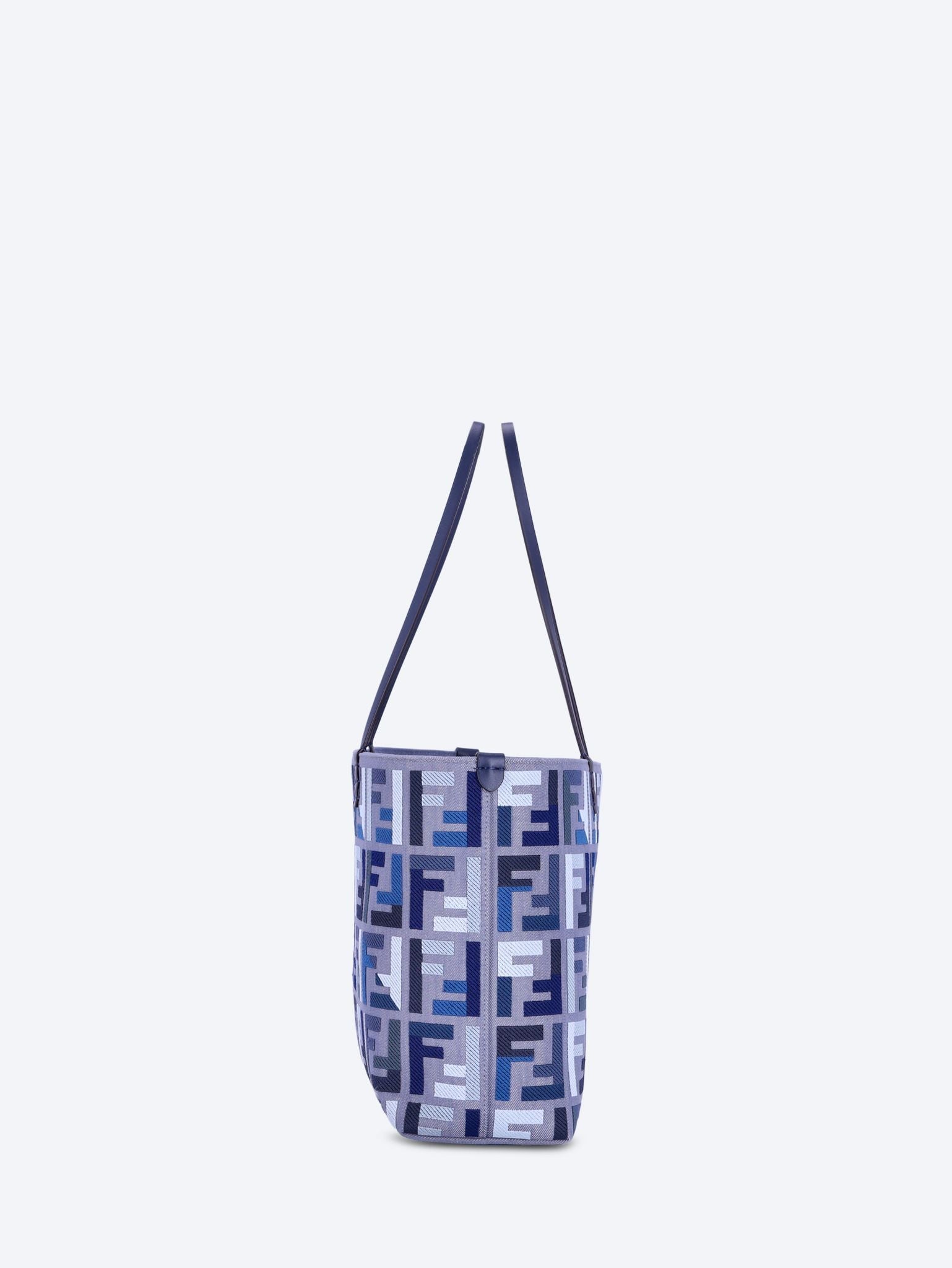 Rouler un grand sac fourre-tout en jean 3