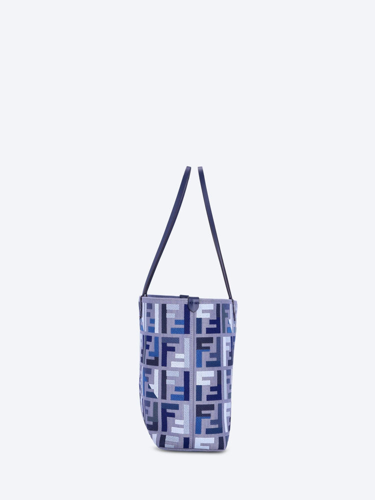 Rouler un grand sac fourre-tout en jean 3