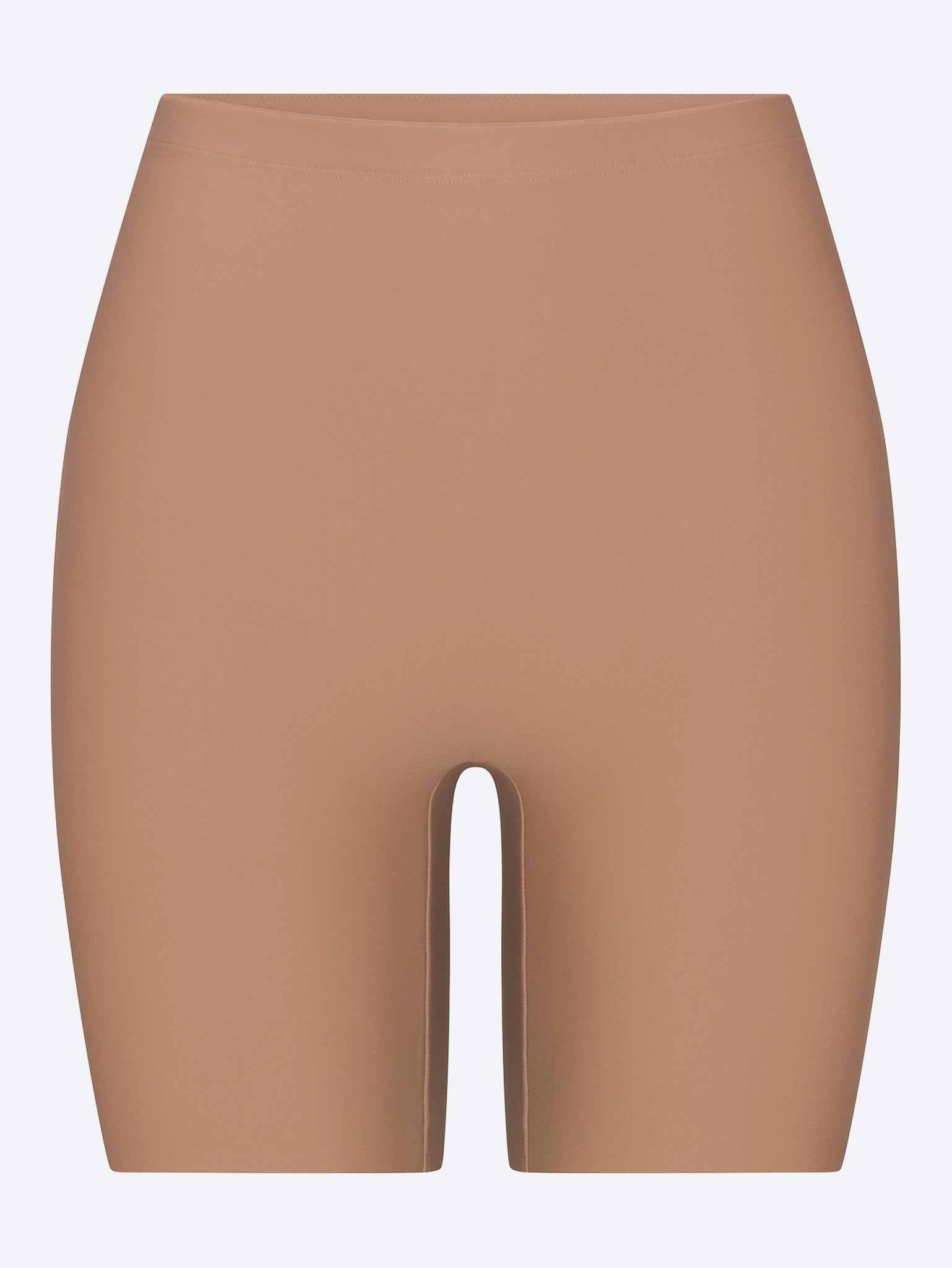 Überfliegt den Körper und betont die Po-Shorts 1