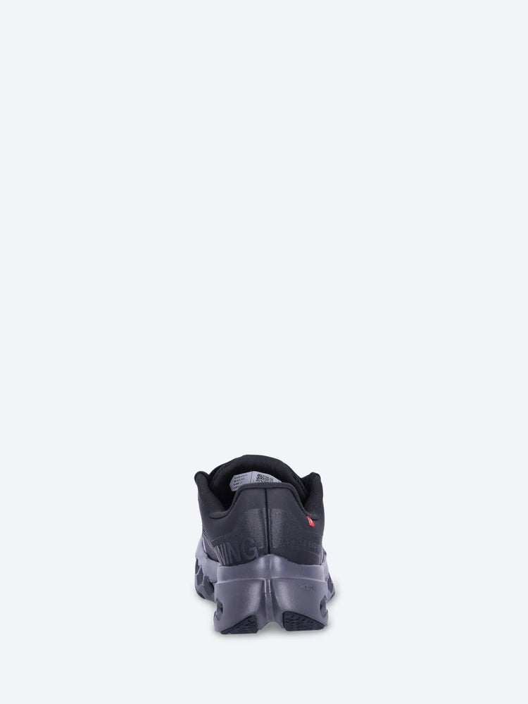 Cloudsurfer Next 1 mit Turnschuhen 5