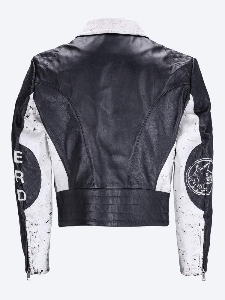 Chien en veste de cuir de retenue 3