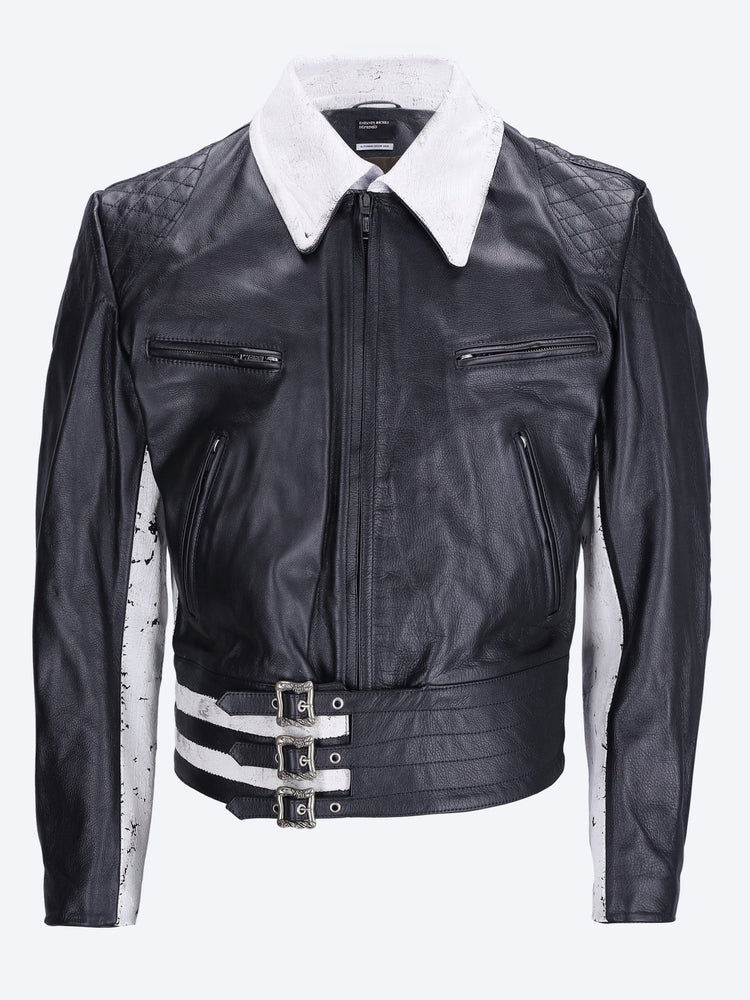 Chien en veste de cuir de retenue 1