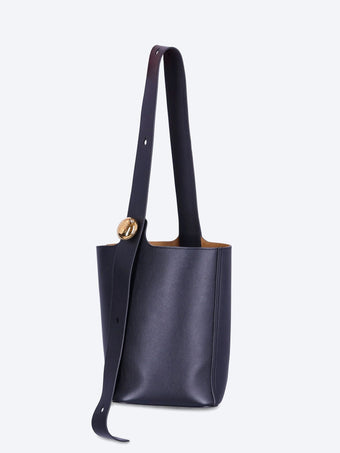 Medium Pebble bucket in smooth calfskin