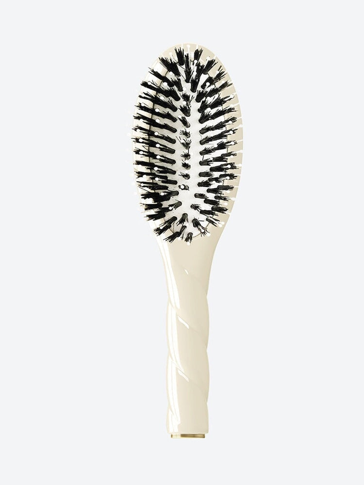 N.03 l'indispensable brosse douce bébé blanc crème 1