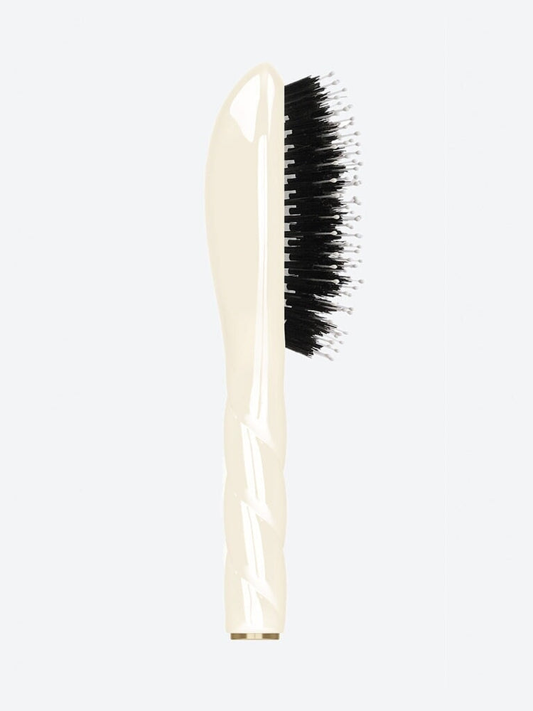 N.03 l'indispensable brosse douce bébé blanc crème 2