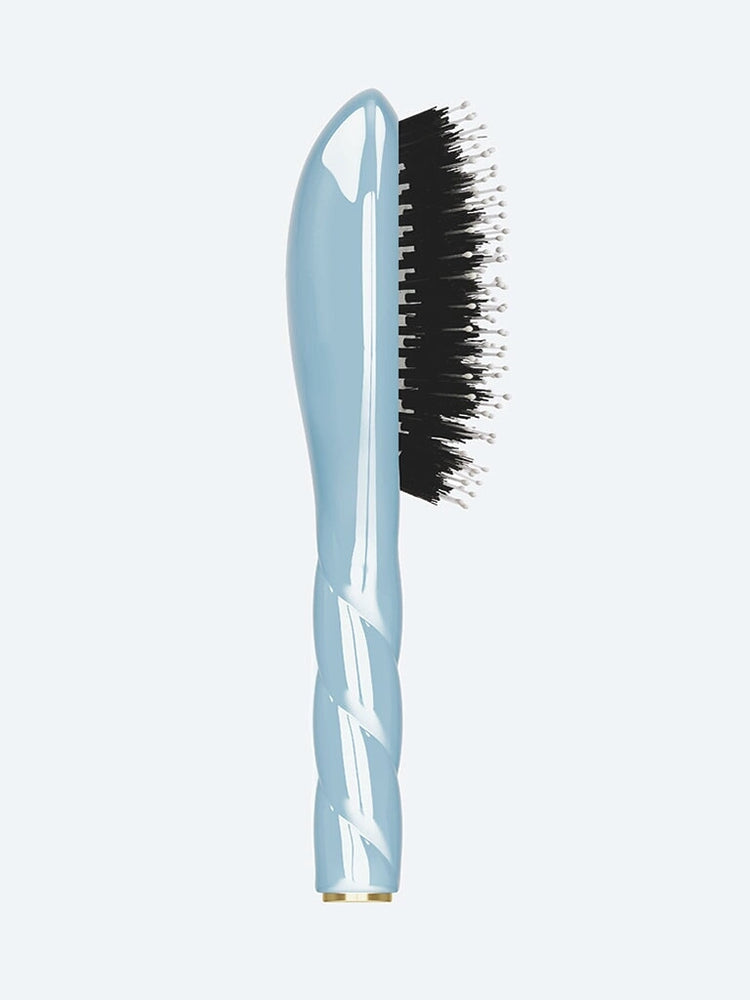 N.03 l'indispensable brosse douce bébé bleu clair 2