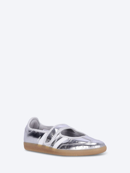Samba Jane mit Turnschuhen