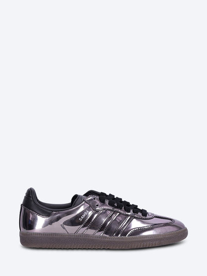 Samba und Turnschuhe