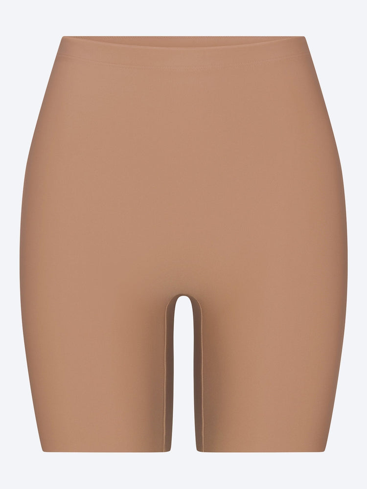 Überfliegt den Körper und betont die Po-Shorts 1