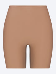 Überfliegt den Körper und betont die Po-Shorts ref: