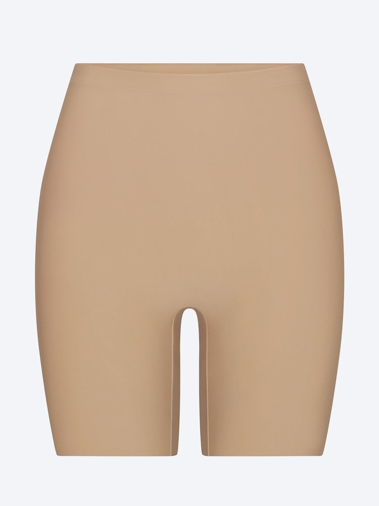 Überfliegt den Körper und betont die Po-Shorts 1