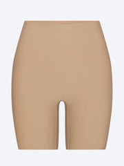 Überfliegt den Körper und betont die Po-Shorts ref: