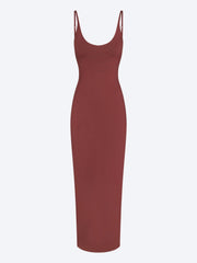 Robe à épaisseurs lisses et à encolure dégagée ref: