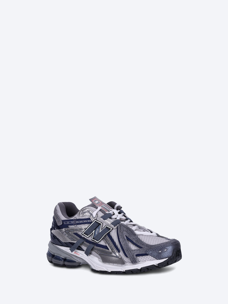 U1906av1 sneakers 2