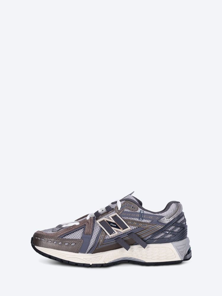 U1906av1 sneakers 4