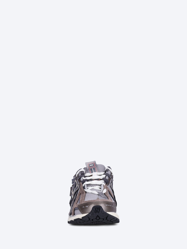 U1906av1 sneakers 3
