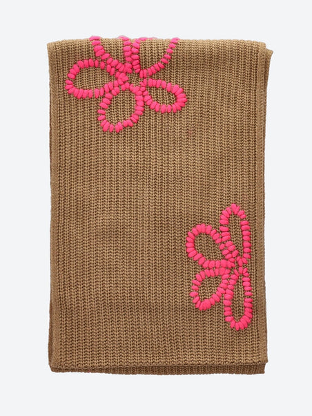 Rib-knitted scarf with floral embro